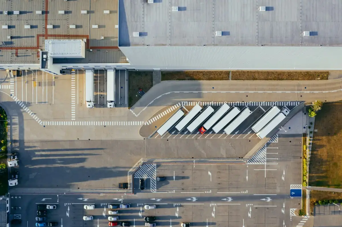 Luftbild einer Logistikhalle mit Rampentoren und Lkw-Stellplätzen